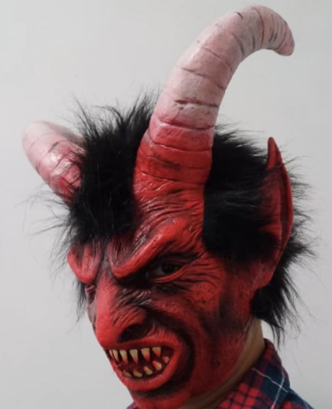 topeng muka lucifer dengan tanduk di kepala syaitan