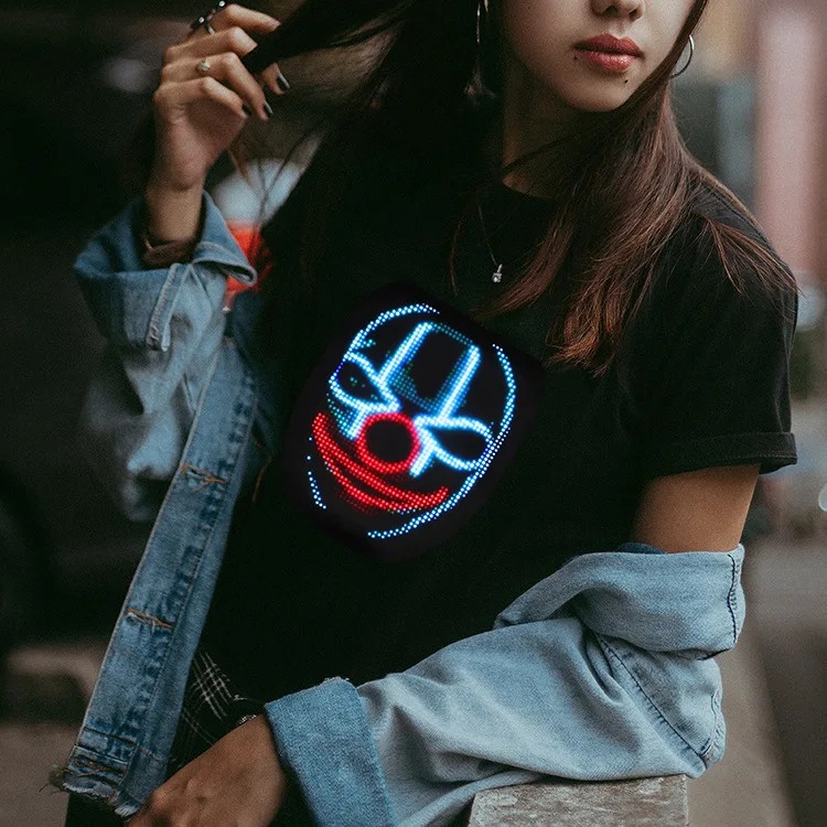 membawa t-shirt dengan paparan imej foto boleh diprogramkan melalui telefon bimbit