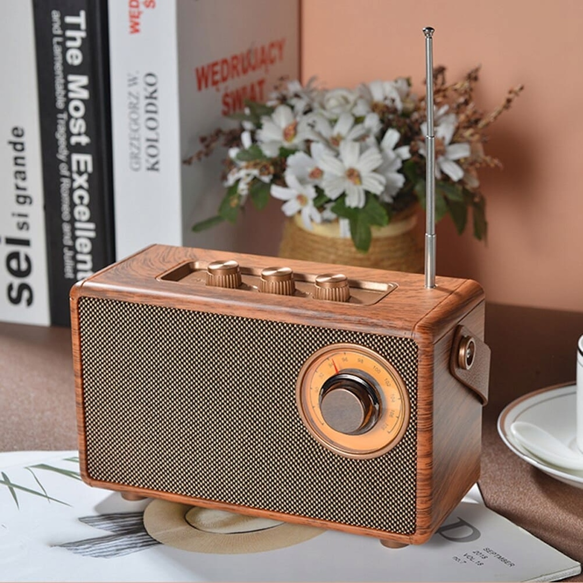 Pemain radio dalam reka bentuk retro mini kayu vintaj kecil