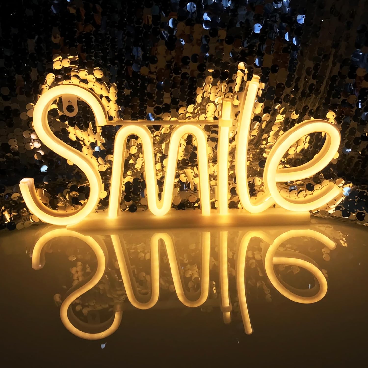 Senyuman membawa tanda bercahaya pada lampu neon dinding