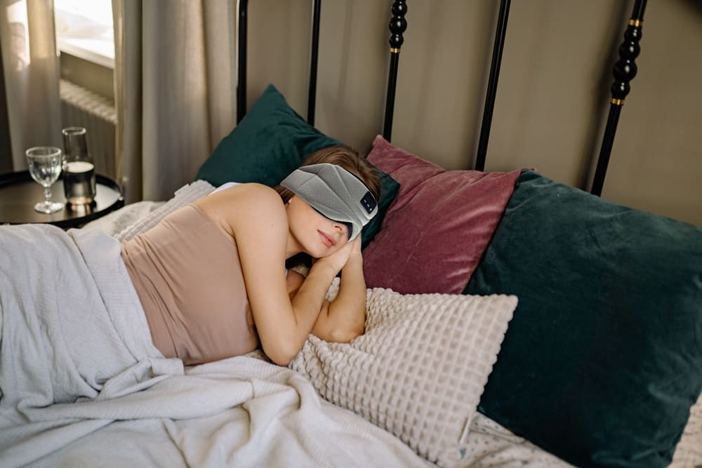 Topeng mata tidur dengan fon kepala bluetooth wayarles