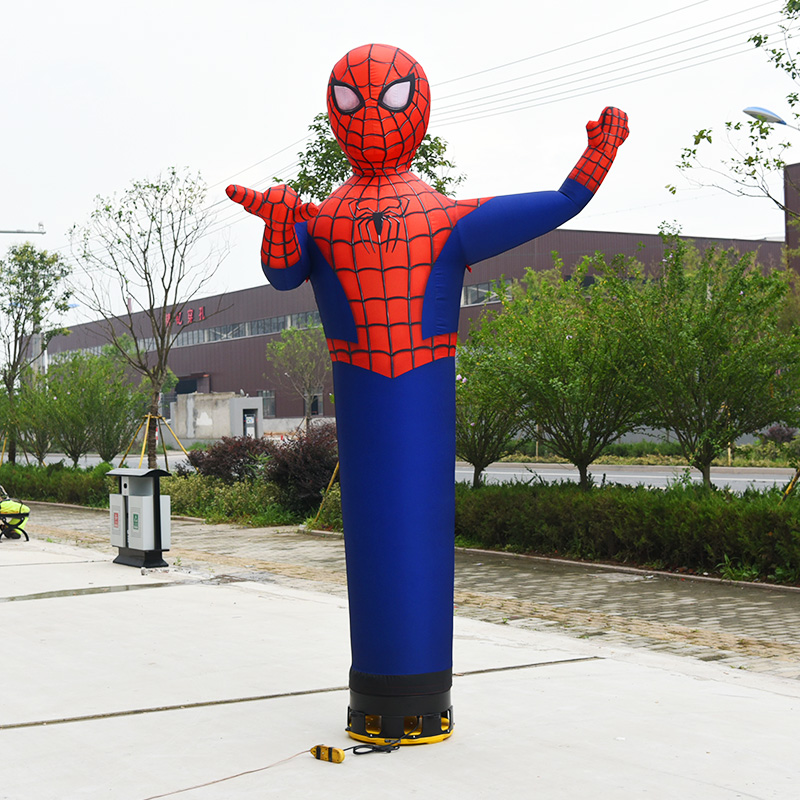 Patung langit baloon Spiderman dengan seorang lelaki menari baloon penari kipas angin